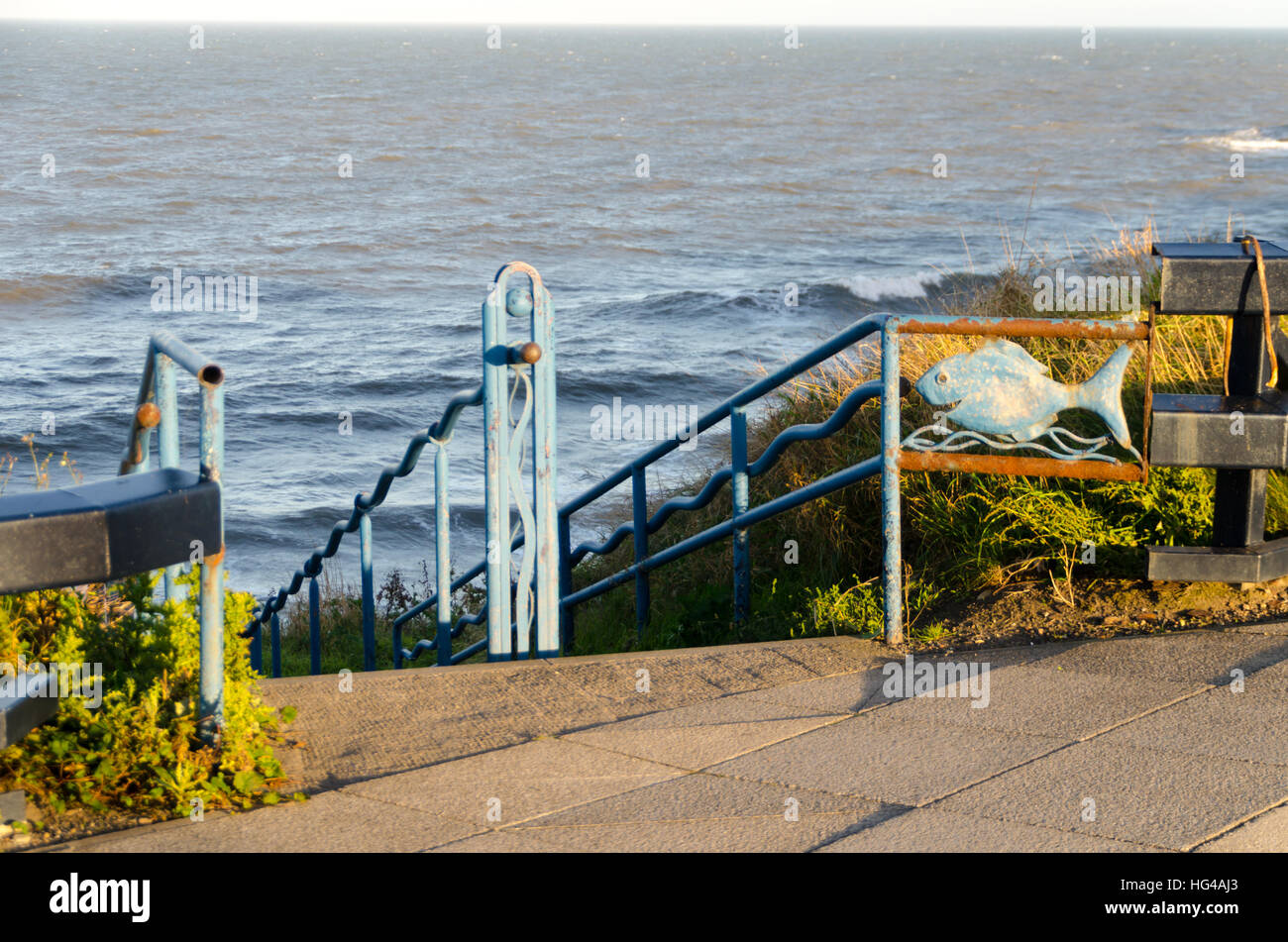 Verzierten Geländer mit Meerestieren auf der regenerierten Promenade von der B1287 Straße in Seaham Stockfoto