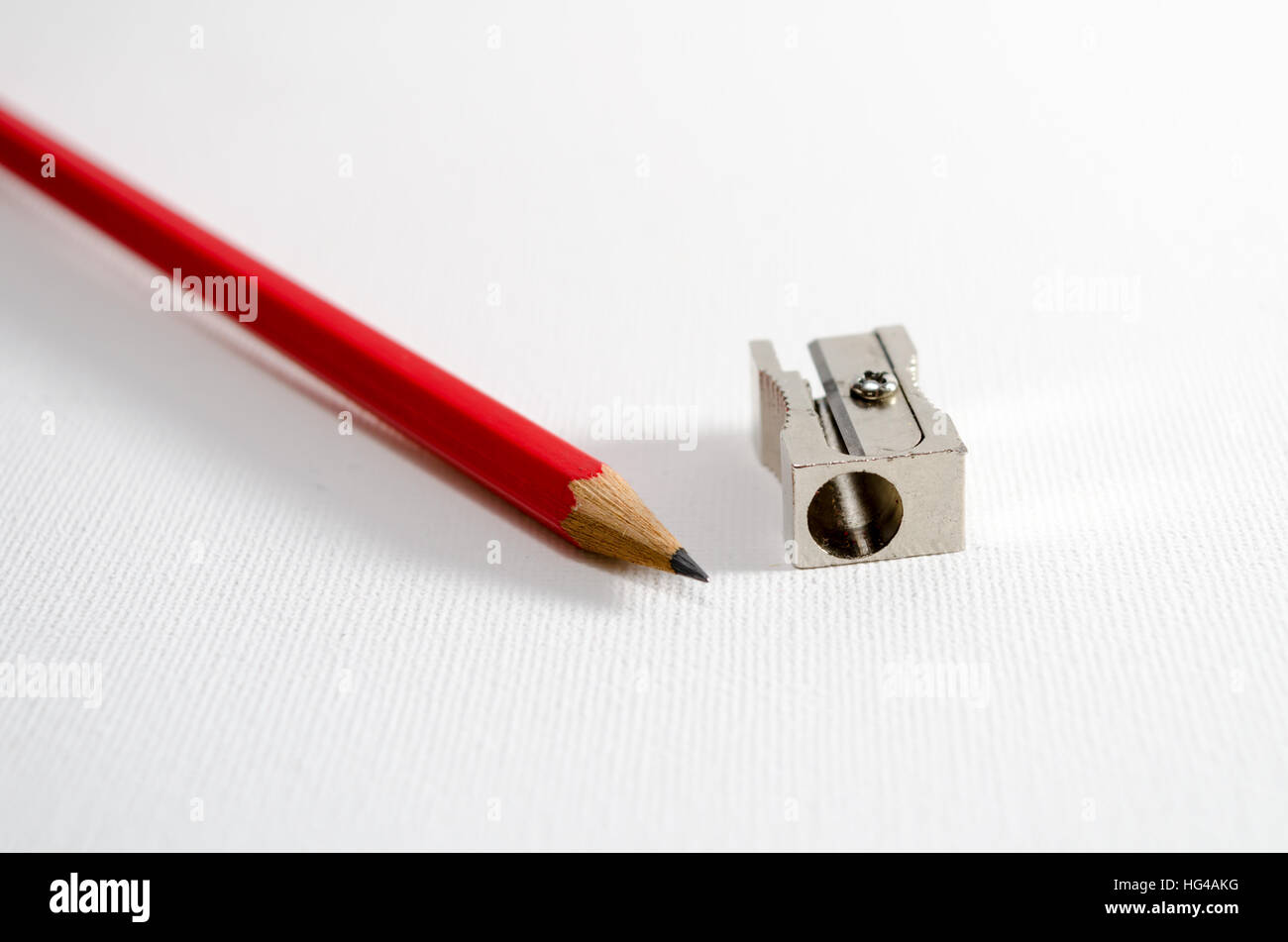 Ein Studio-Foto von einem Bleistift und einem Bleistiftspitzer Stockfoto