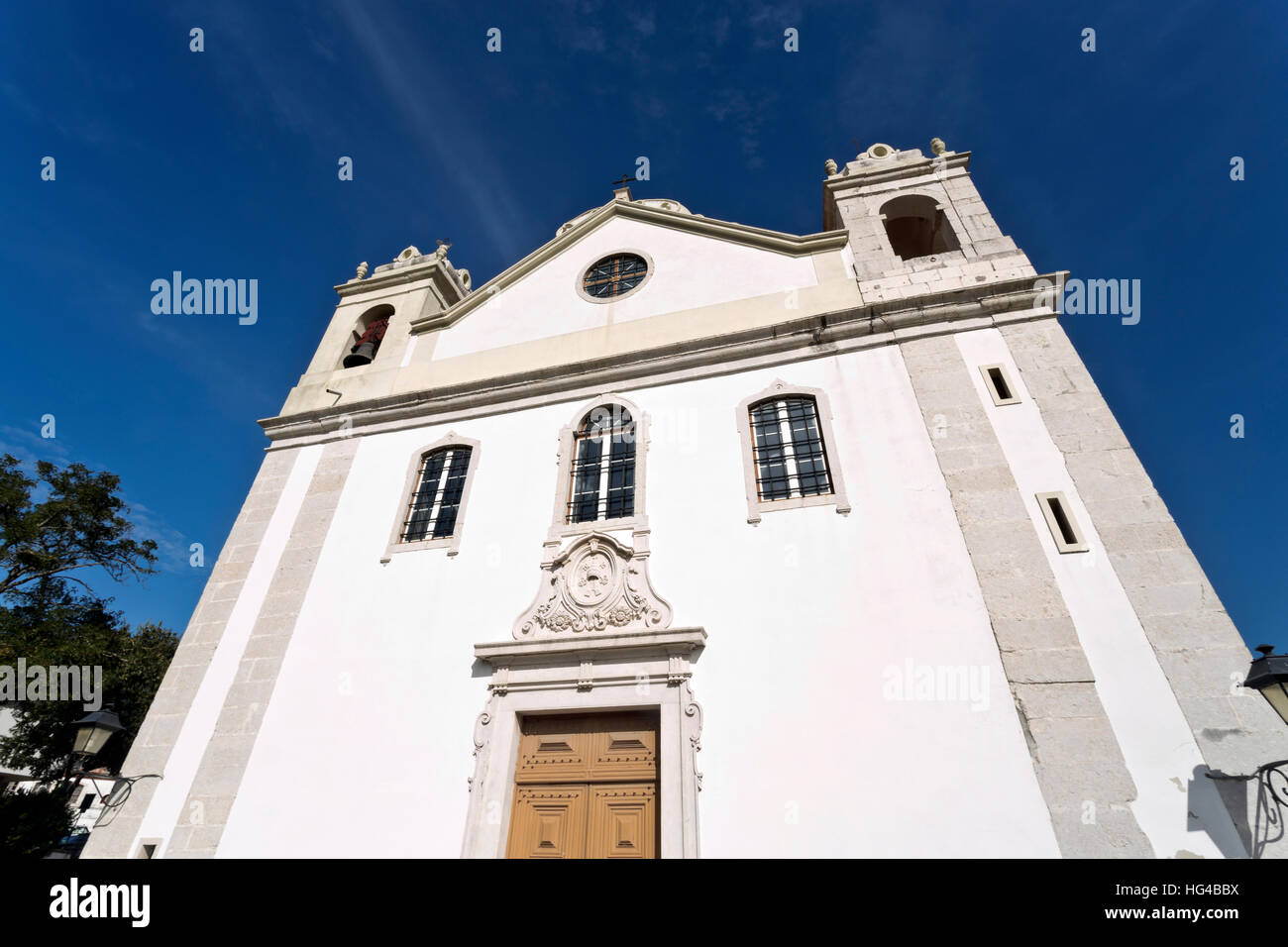 Fassade des 18. Jahrhunderts Church of Saint Peter in der Gemeinde Barcarena, Portugal Stockfoto