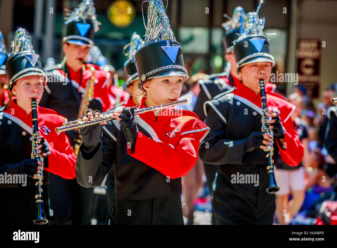 Portland, Oregon, USA - 6. Juni 2015: Lincoln High School Marching Band in die große Floral Parade während Portland Rose Festival 2015. Stockfoto