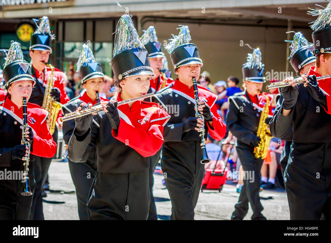 Portland, Oregon, USA - 6. Juni 2015: Lincoln High School Marching Band in die große Floral Parade während Portland Rose Festival 2015. Stockfoto