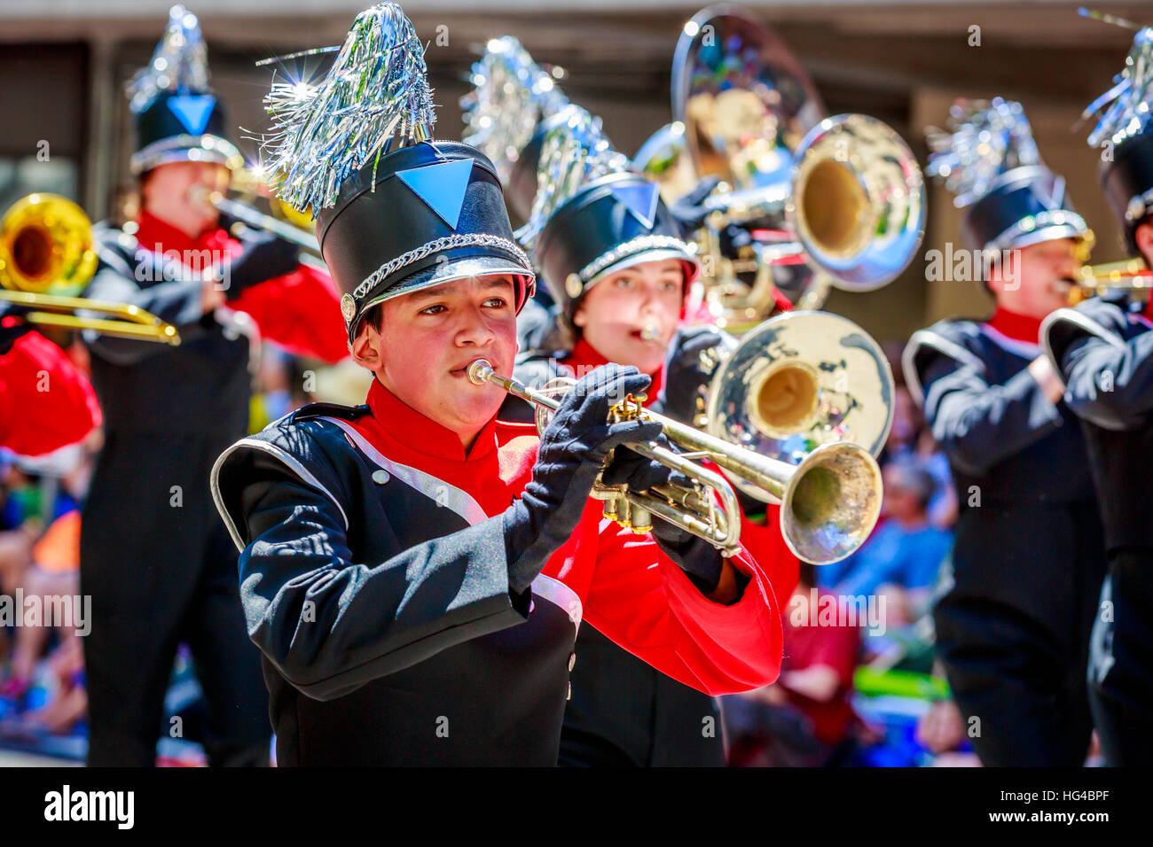 Portland, Oregon, USA - 6. Juni 2015: Lincoln High School Marching Band in die große Floral Parade während Portland Rose Festival 2015. Stockfoto