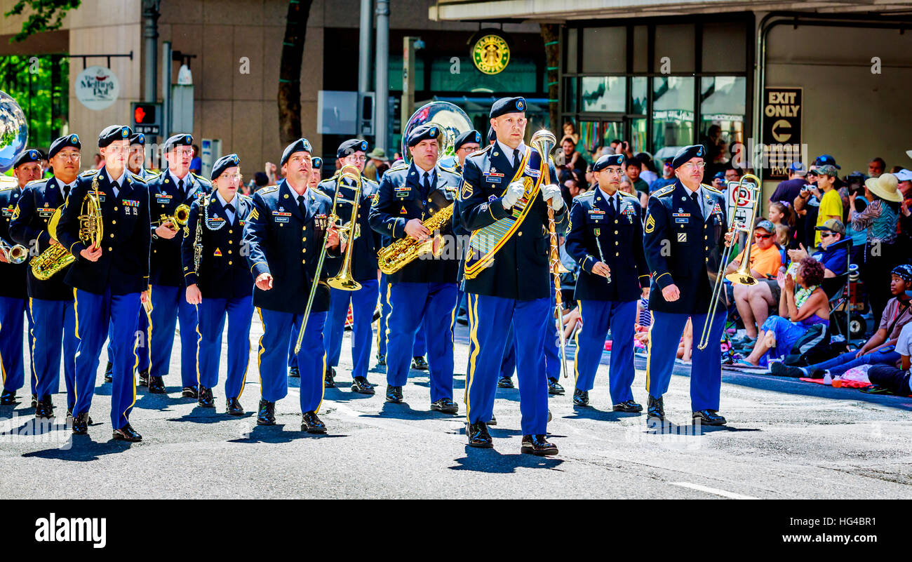 Portland, Oregon, USA - 6. Juni 2015: 56. Army Band des i. Korps in die große Floral Parade während Portland Rose Festival 2015. Stockfoto