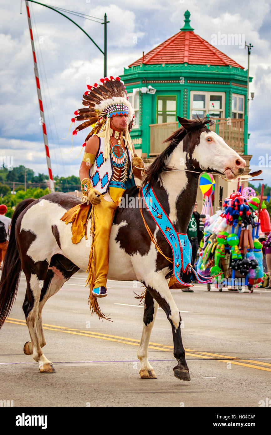 Portland, Oregon, USA - 11. Juni 2016: The Happy Canyon Trail Pferd, Chinook und Bryson Bronson, seinem Reiter in die große Floral Parade in Portland Stockfoto