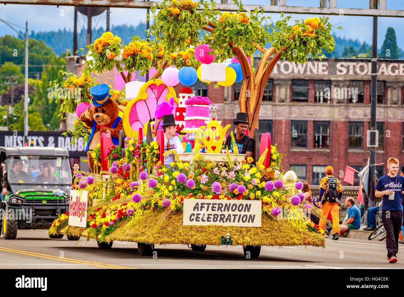 Portland, Oregon, USA - 11. Juni 2016: Fred Meyer Float mit dem Thema von Alice im Wunderland, in die große Floral Parade während Portland Rose Festiva Stockfoto