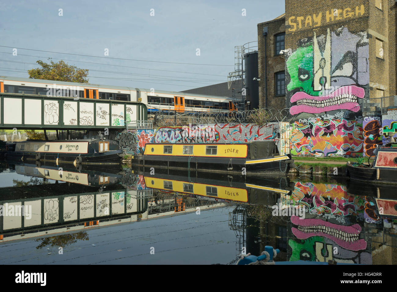 Oberirdischen Zug fährt vorbei Kanal von Ateliers und Lager in Hackney Wick, London, England, Vereinigtes Königreich Stockfoto