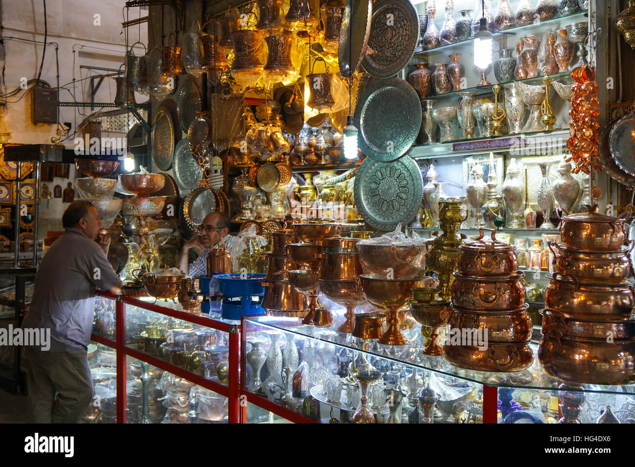 Zwei Bazaaris im Chat über den Ladentisch ein Metallarbeiten Shop, Grand Bazaar, Isfahan, Iran, Naher Osten Stockfoto