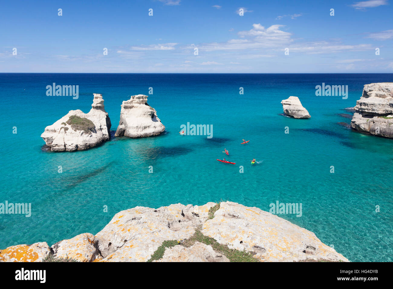 Felsige Küste in der Nähe von Torre Orso, Due Sorello Felsen, Adriatischen Meer, Provinz Lecce salentinische Halbinsel, Apulien, Italien Stockfoto
