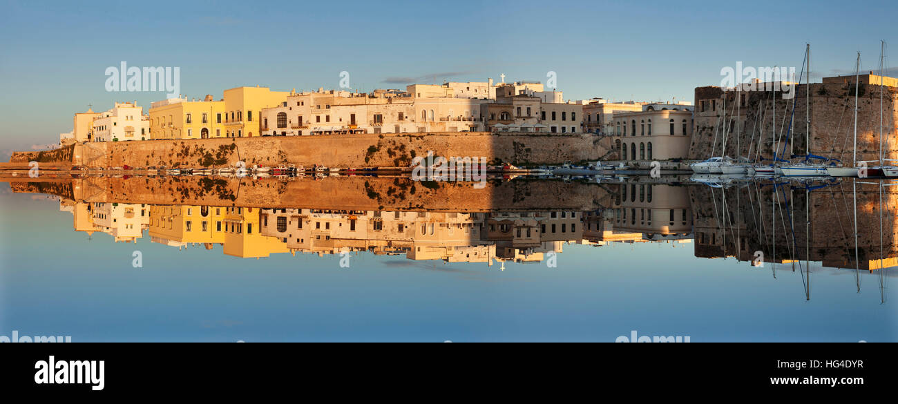 Altstadt mit Schloss und den Hafen bei Sonnenaufgang, Gallipoli, Lecce Provinz, salentinische Halbinsel, Apulien, Italien, mediterran Stockfoto