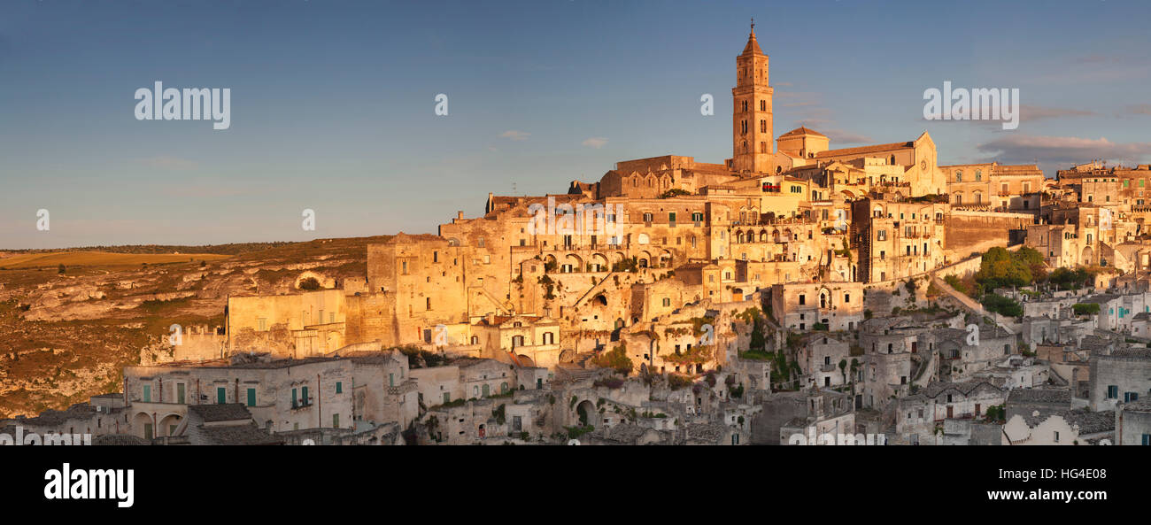 Sasso Barisano und Dom bei Sonnenuntergang, UNESCO, Matera, Basilicata, Apulien, Italien Stockfoto