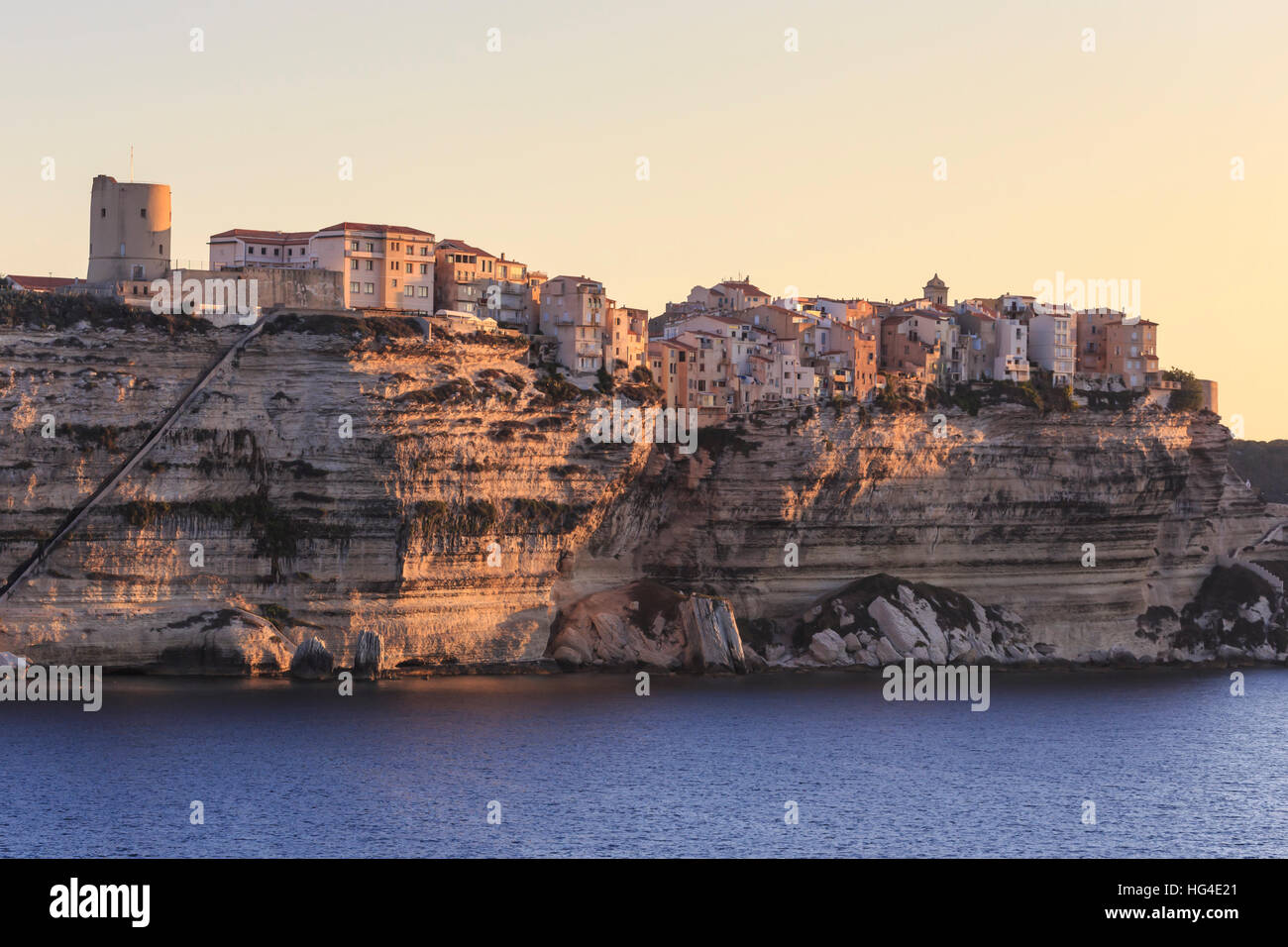 Alte Zitadelle im Morgengrauen, in den frühen Morgenstunden Licht, gesehen aus dem Meer, Bonifacio, Korsika, Frankreich, Mittelmeer Stockfoto