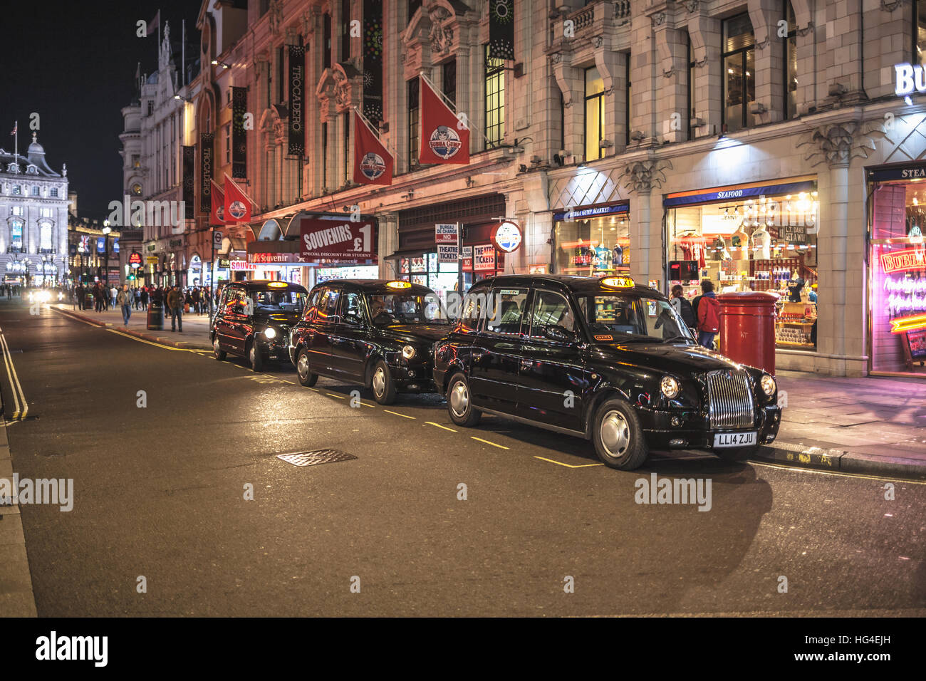 3 schwarzes Taxi Cab abgestellt auf den Straßen warten auf Kunden in London bei Nacht Stockfoto