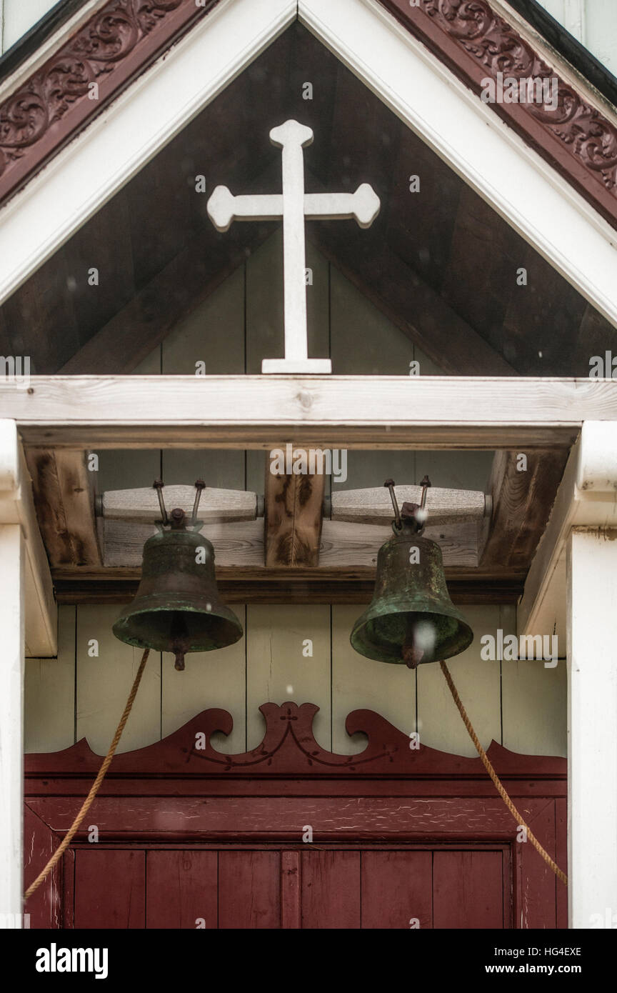 Die Kirchenglocken mit Seilen hängend in der Vorhalle der Kirche von Skogar, Island Stockfoto