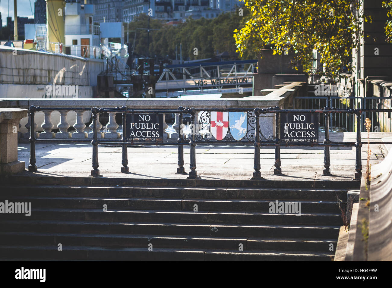 Kein öffentlicher Zugang Barriere Schild nahe Themse, London Stockfoto