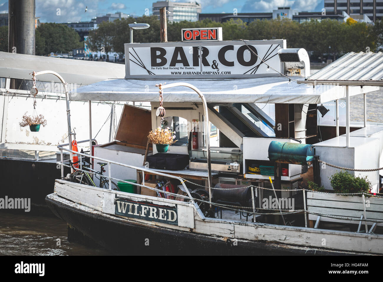 Das Partyboot Bar & Co auf der Themse London Stockfoto