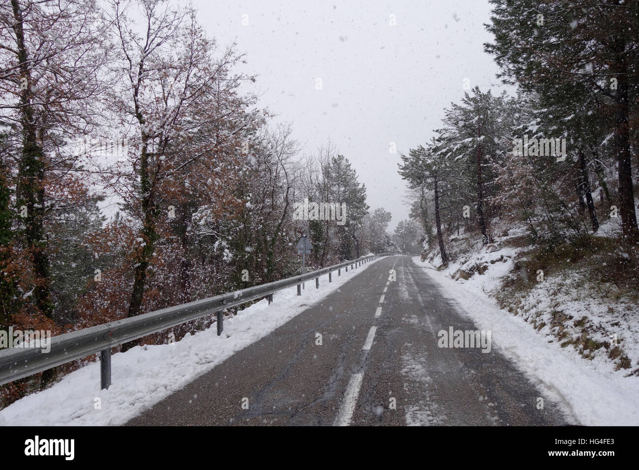 Straße im Winter schneit Stockfoto