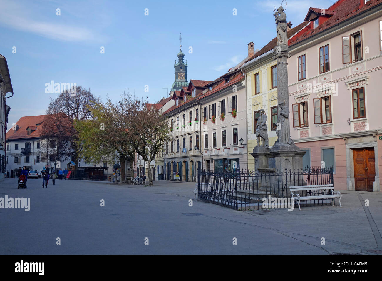 Straßenansicht der Mestni Trg mit Marian und Heilige Dreifaltigkeit (Pest) Spalte, Skofja Loka, Slowenien. Stockfoto