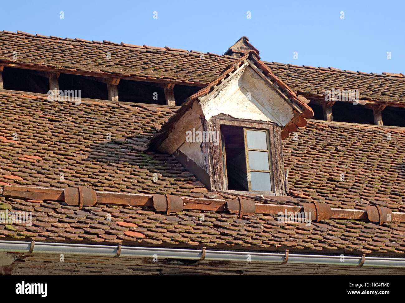 Mittelalterlichen Dachkonstruktion mit Fenster und Öffnungen für Dachgeschoss Lüftungs- und Schneefanggitter Stockfoto