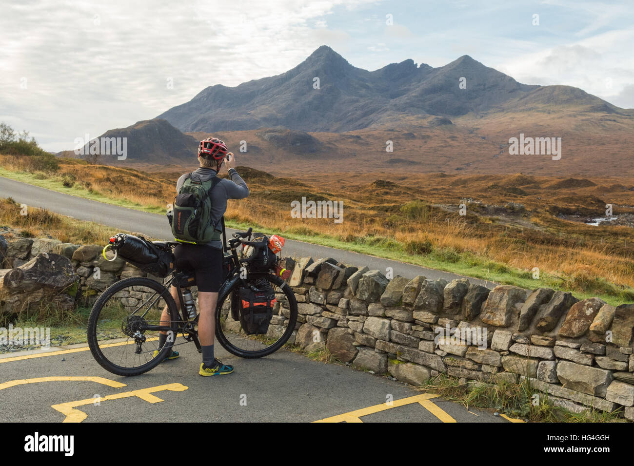 Isle of Skye, Schottland, Großbritannien - ein Radfahrer nimmt ein Foto von Sgurr nan Gillean im Glen Sligachan mit Telefon Stockfoto