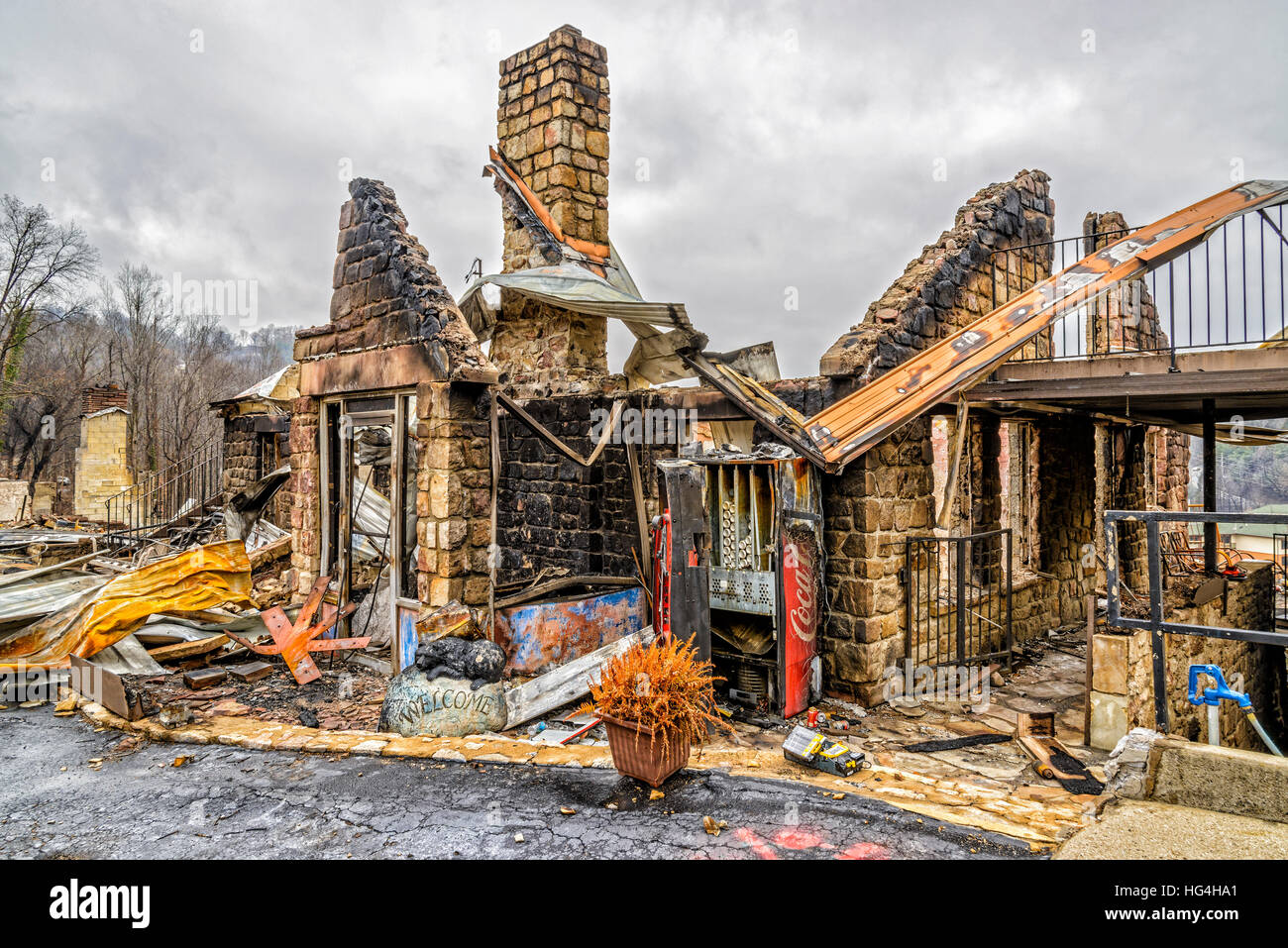 GATLINBURG, TENNESSEE/USA - 14. Dezember 2016: Nur die Hülle eines Motel-Büros bleibt nach der Zerstörung durch einen Waldbrand in Gatlinburg in späten 2 Stockfoto