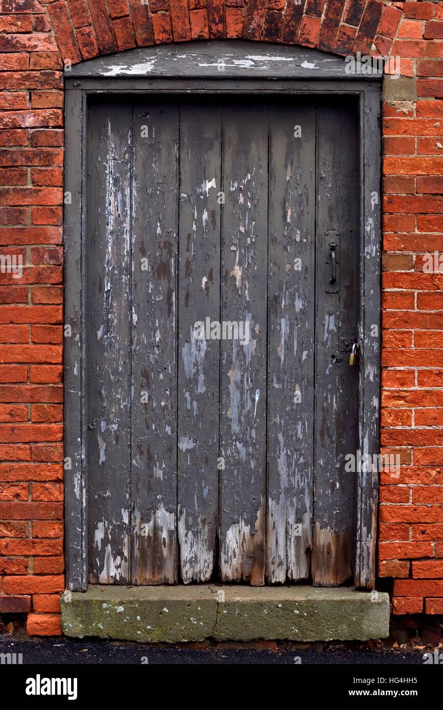 Eine alte Holztür mit grauen abblätternde Farbe Stockfoto