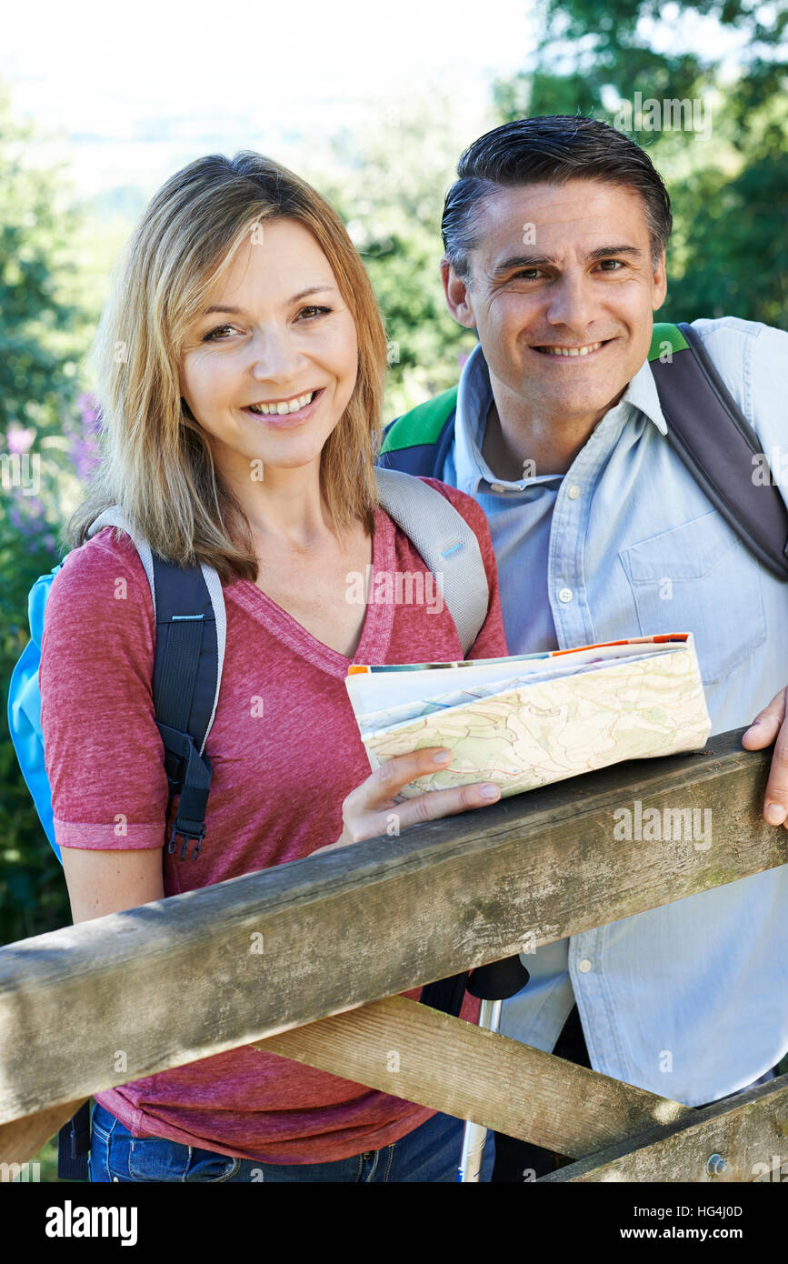 Portrait von Reifes Paar Wandern im Hinterland Stockfoto