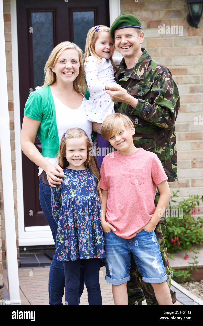 Porträt der Familie mit Vater Armee nach Hause beurlaubt Stockfoto