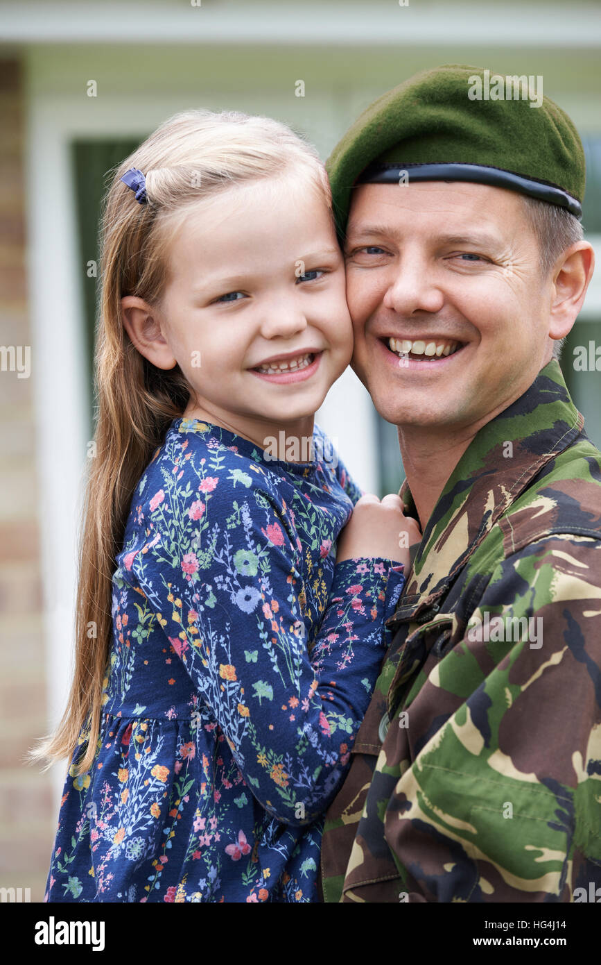 Porträt des Soldaten beurlaubt Tochter umarmt Stockfoto