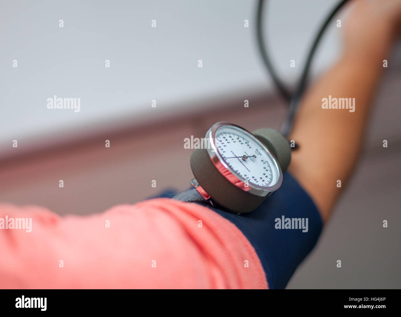 Arzt überprüft Blutdruck eines Patienten hautnah Stockfoto