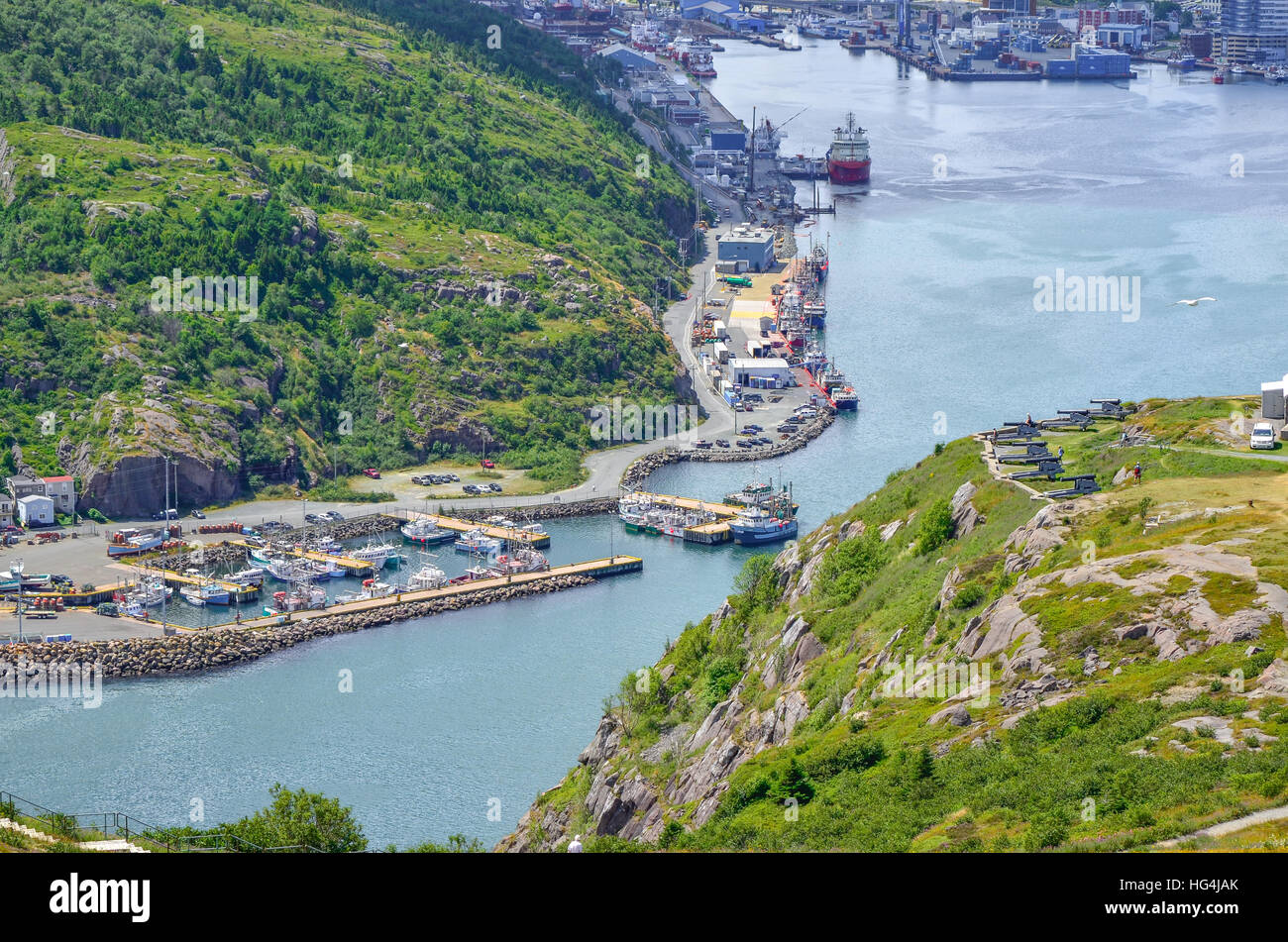 Gewerbe, Handel, Ladung und Schiffe aller Art aufgereiht entlang St John's Harbour in Neufundland Kanada. Stockfoto