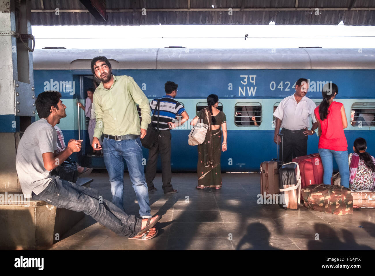 Trainieren Sie Passagiere, die auf die Abfahrtszeit warten, am Passagierplattform des Bahnhofs Agra Cantonment in Agra, Uttar Pradesh, Indien. Stockfoto