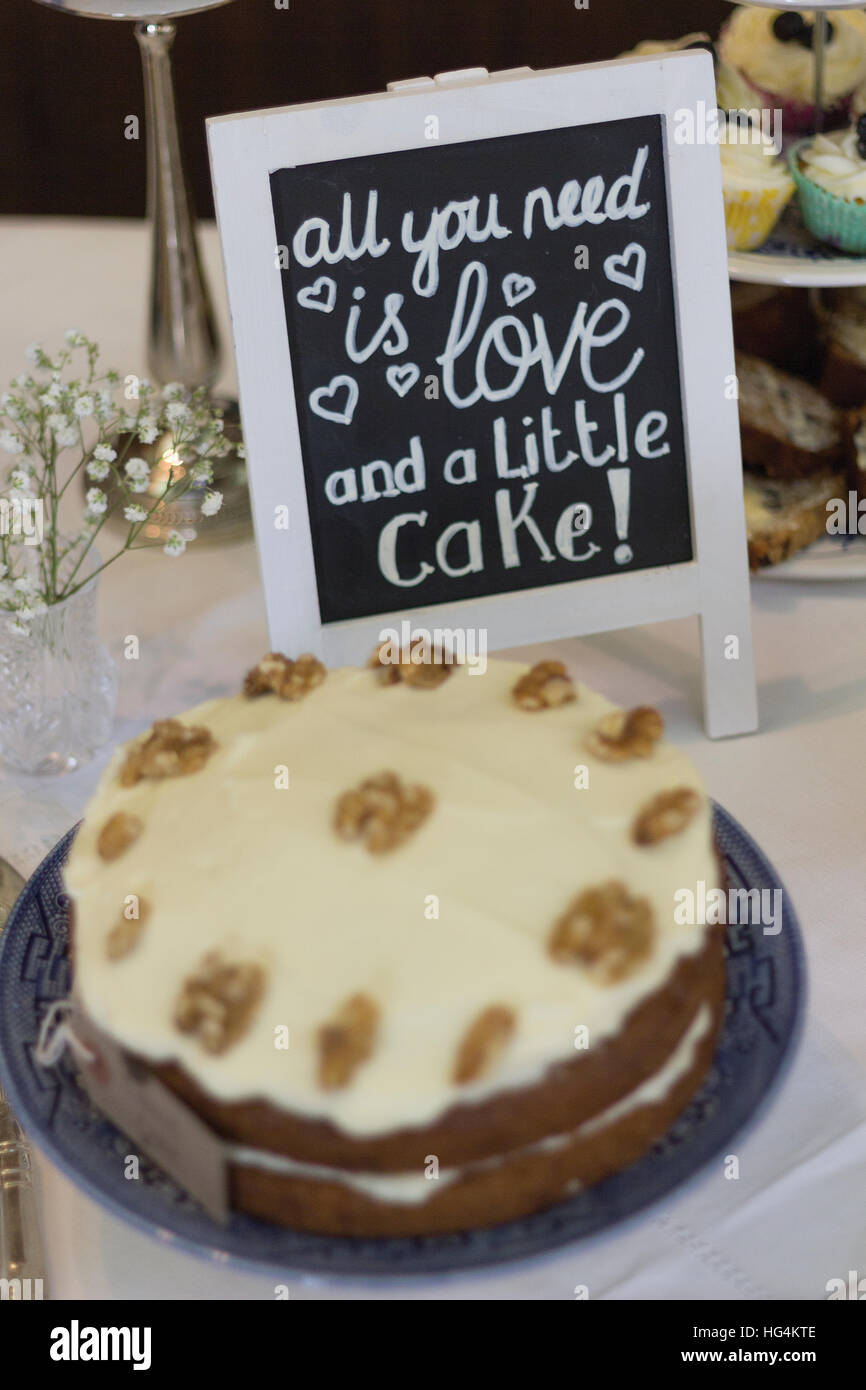 Hochzeit Feier am Nachmittag Tee-Set, auf blauen und weißen Porzellan mit handgeschriebenen Tafel Zeichen und mehrstufige Etagere Stockfoto