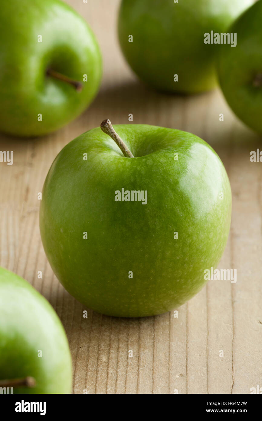 Frische reife grüne Äpfel Stockfoto