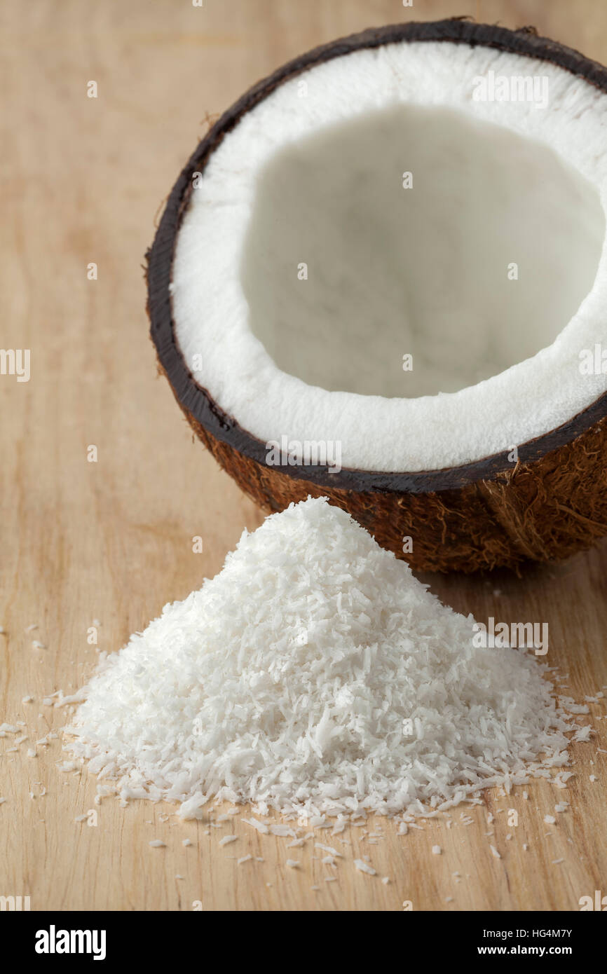 Kokosnüsse mit weißen Kokosraspeln Fleisch hautnah Stockfoto
