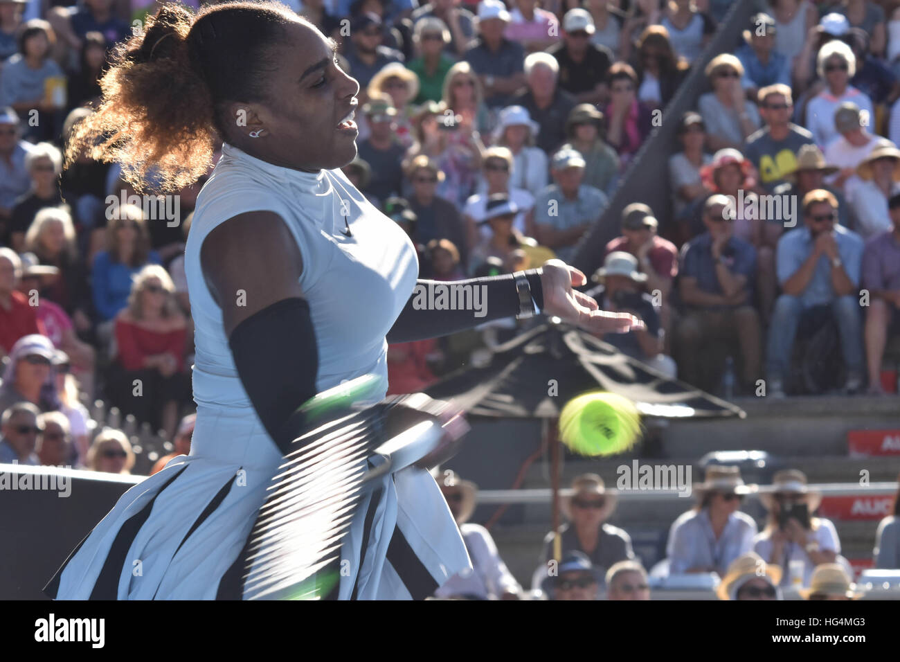 Auckland, Neuseeland. 4. Januar 2017. Tennis-Superstar Serena Williams ist in Aktion in ihrer zweiten Runde gegen ihr Landsmann Madison Brengle beim Tennisturnier WTA ASB Classic in Auckland, Neuseeland. Sie ist besiegte 6-4, 6-7, 6-4. © Shirley Kwok/Pacific Press/Alamy Live-Nachrichten Stockfoto