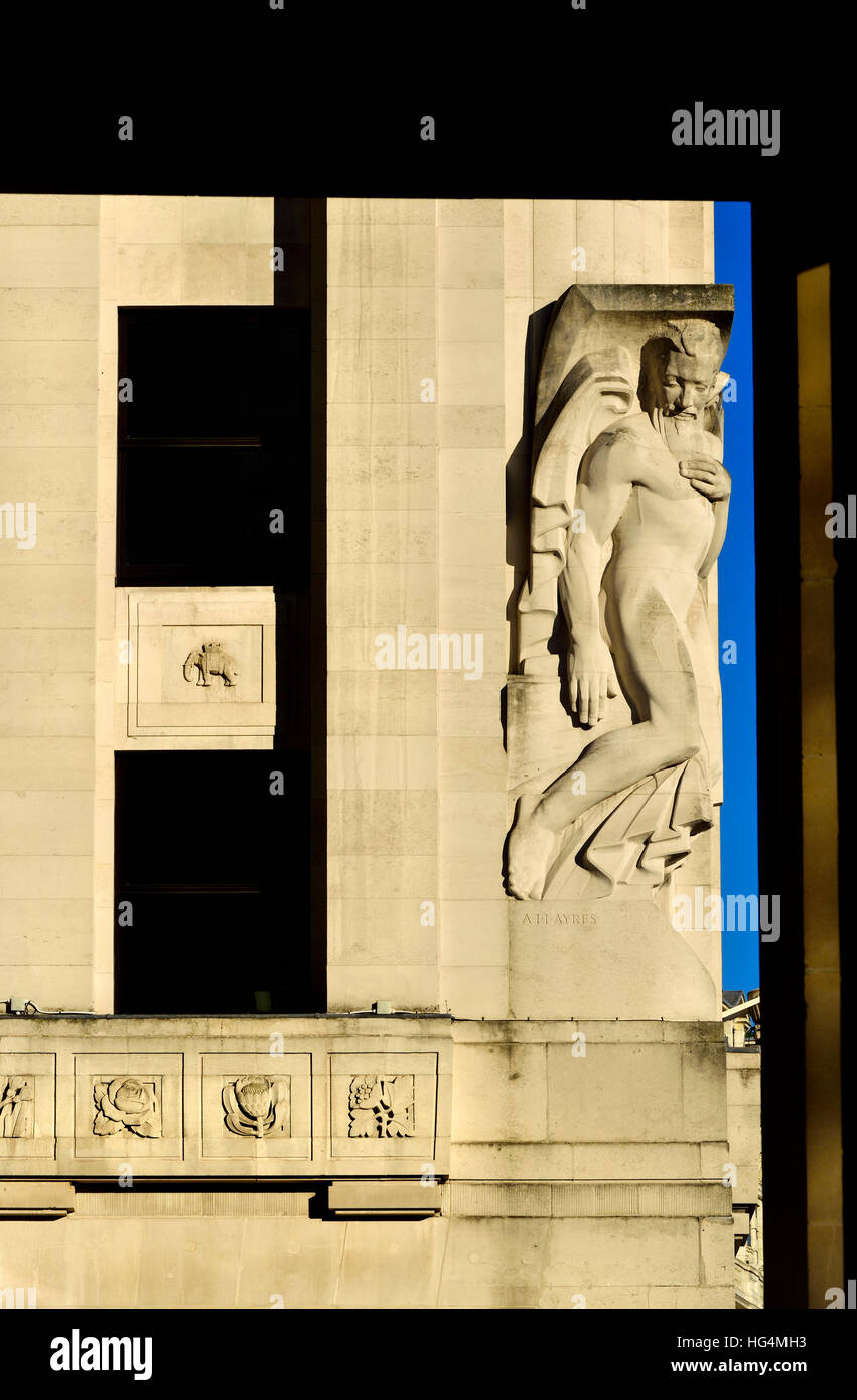 London, England, Vereinigtes Königreich. Adelphi-Neubau, Adam Street / Victoria Embankment. Portland (Naturstein) Art Deco (1938). Allegorische Statue "Kontemplation". Stockfoto