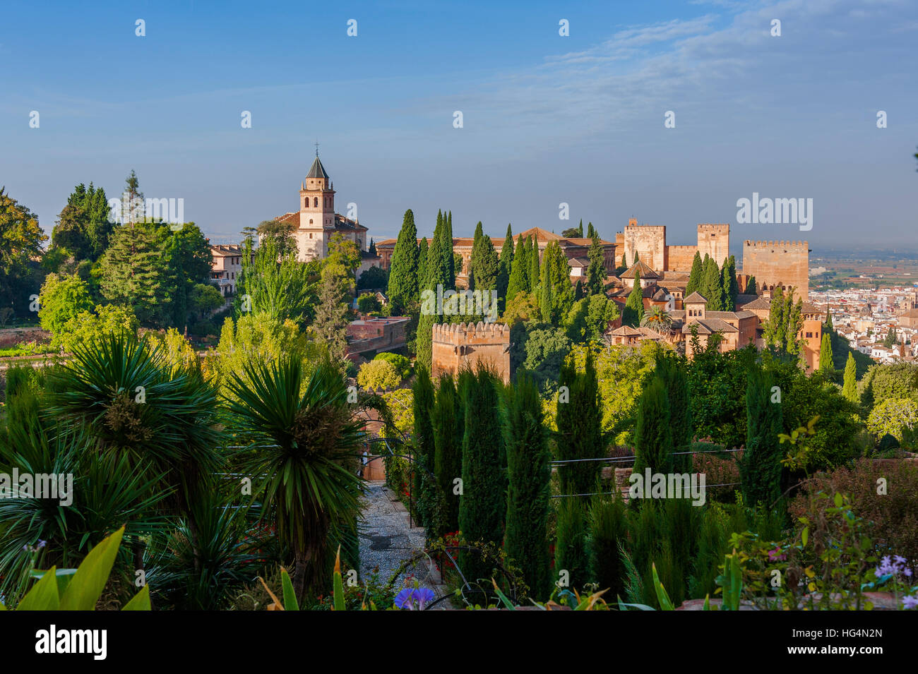 Alhambra in Granada, mit Blick auf den Nasriden Palast und der Alcazaba, gesehen von den Gärten des Generalife, Andalusien, Spanien Stockfoto