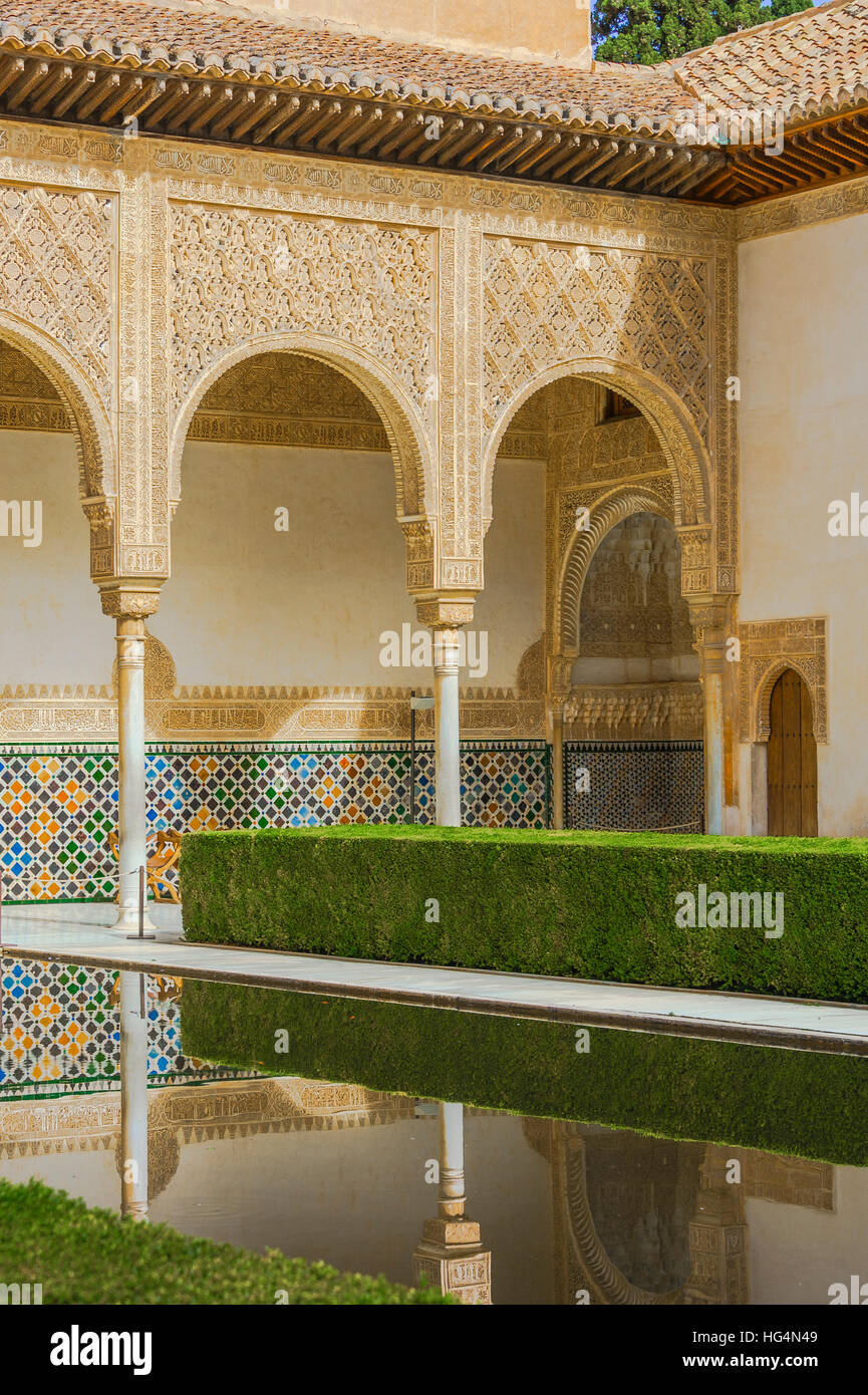Patio de Los Arrayanes, Hof des Myrthen mit Spiegelbild im Wasser Teich, Innercourt der Nasriden Palast, Alhambra in Granada, Andalusien, Spanien Stockfoto