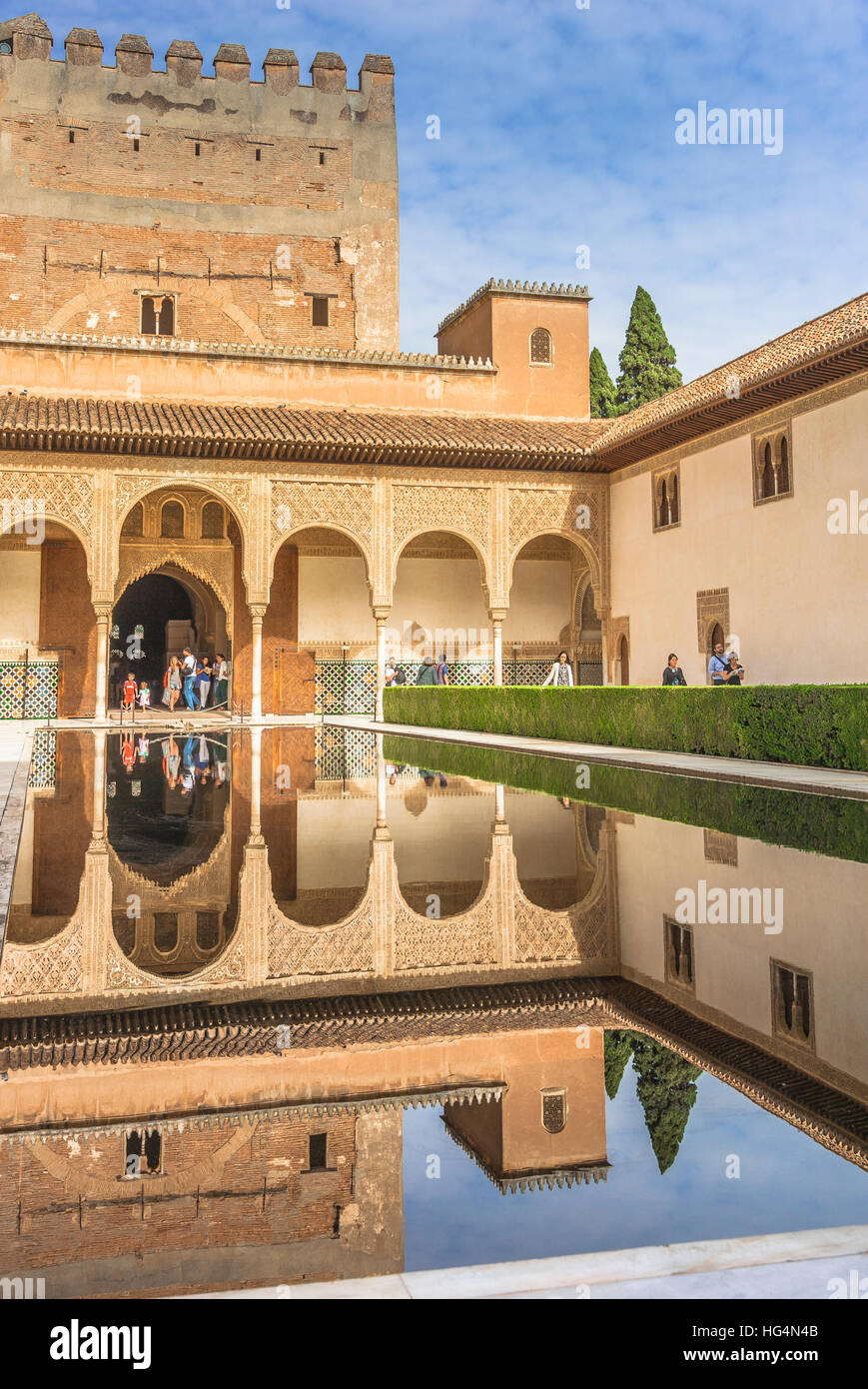 Patio de Los Arrayanes, Hof des Myrthen, Innenhof der Nasriden Palast und die Torre Comares und Reflexion, Alhambra, Granada, Andalusien, Spanien Stockfoto