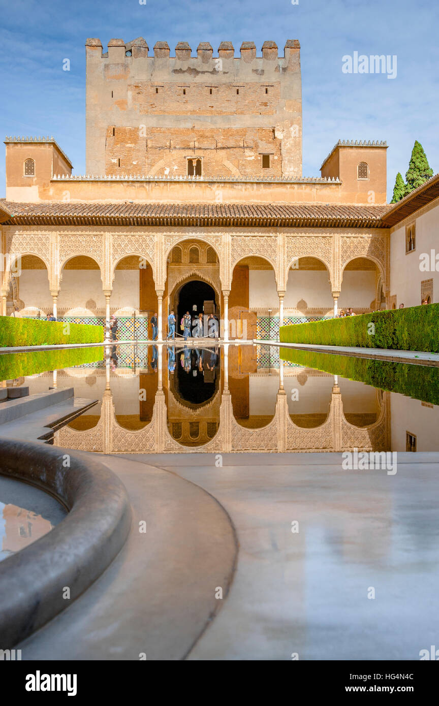 Patio de Los Arrayanes und die Reflexion in den Pool, Innercourt der Nasriden Palast und die Torre Comares, Alhambra in Granada, Andalusien, Spanien Stockfoto