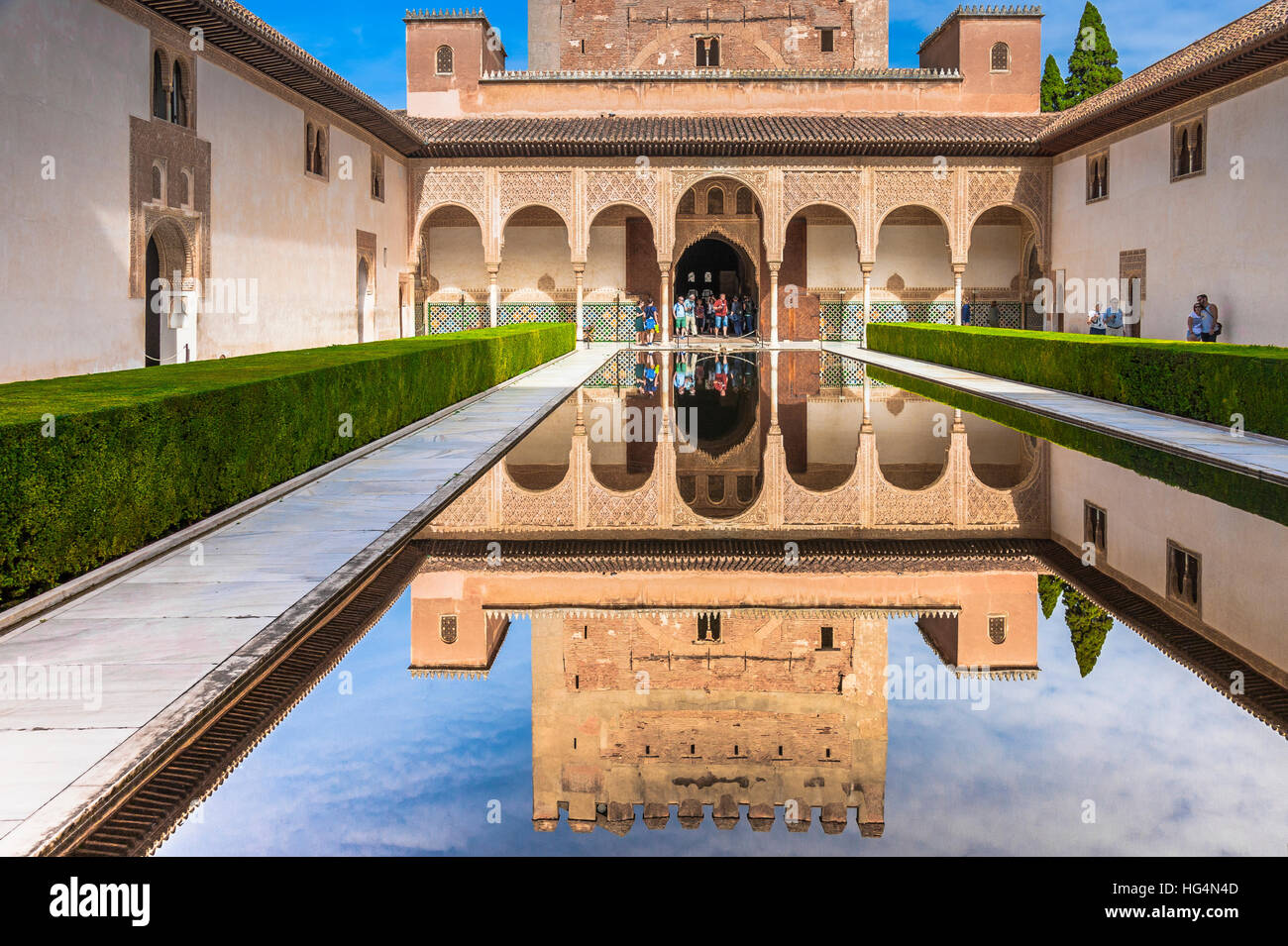 Patio de Los Arrayanes, Hof des Myrthen mit Reflexion im Teich, Innercourt der Nasriden Palast, Alhambra in Granada, Andalusien, Spanien Stockfoto