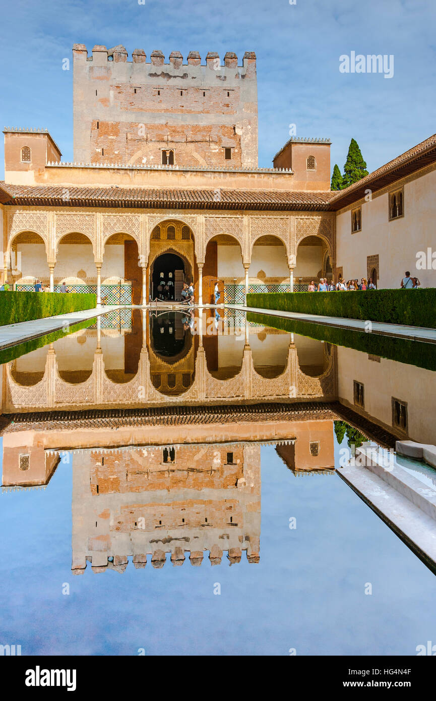 Patio de Los Arrayanes, Hof des Myrthen und die Reflexion in den Pool, Innercourt der Nasriden Palast und die Torre Comares, Alhambra Granada Stockfoto