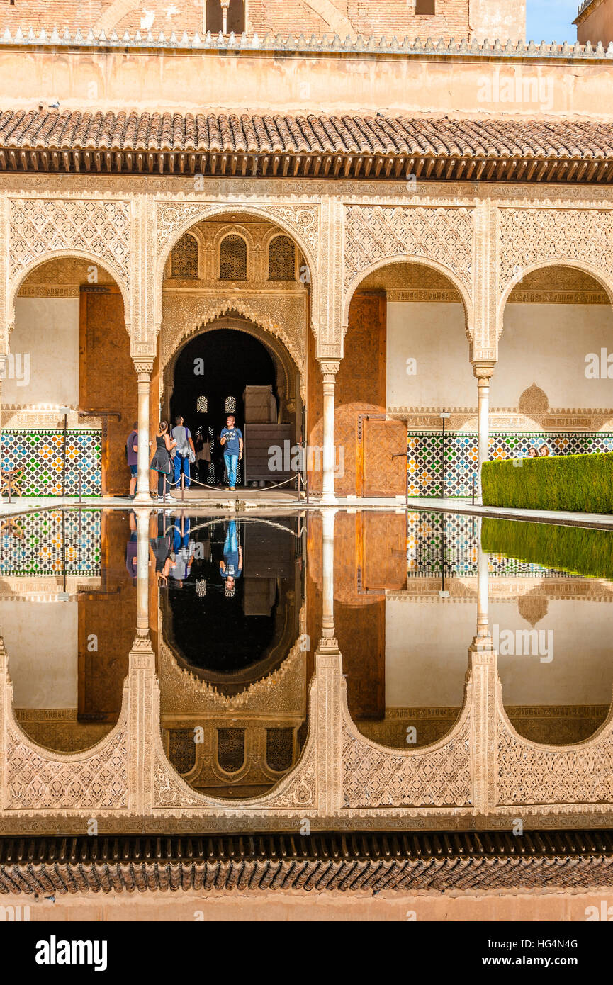 Patio de Los Arrayanes, Hof des Myrthen und Reflexion im Wasser, Innercourt der Nasriden Palast, Alhambra in Granada, Andalusien, Spanien Stockfoto