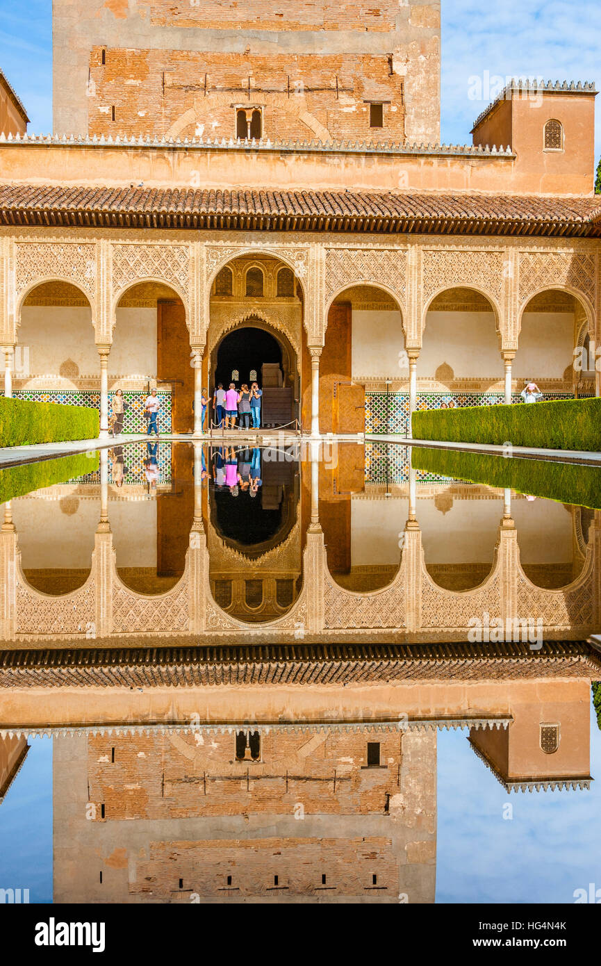Patio de Los Arrayanes, Hof des Myrthen und Reflexion im Pool, Innercourt der Nasriden Palast, Torre Comares, Alhambra, Granada, Spanien Stockfoto