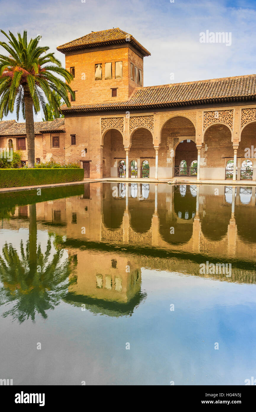 Palace El des Generalife mit Spiegelbild im Wasser, Alhambra in Granada, Andalusien, Spanien Stockfoto