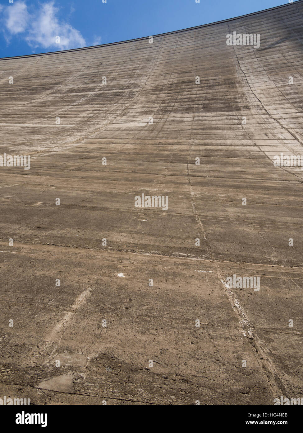 Beeindruckende Betonwand der Katse Dam Wasserkraftwerk in Lesotho, Afrika Stockfoto