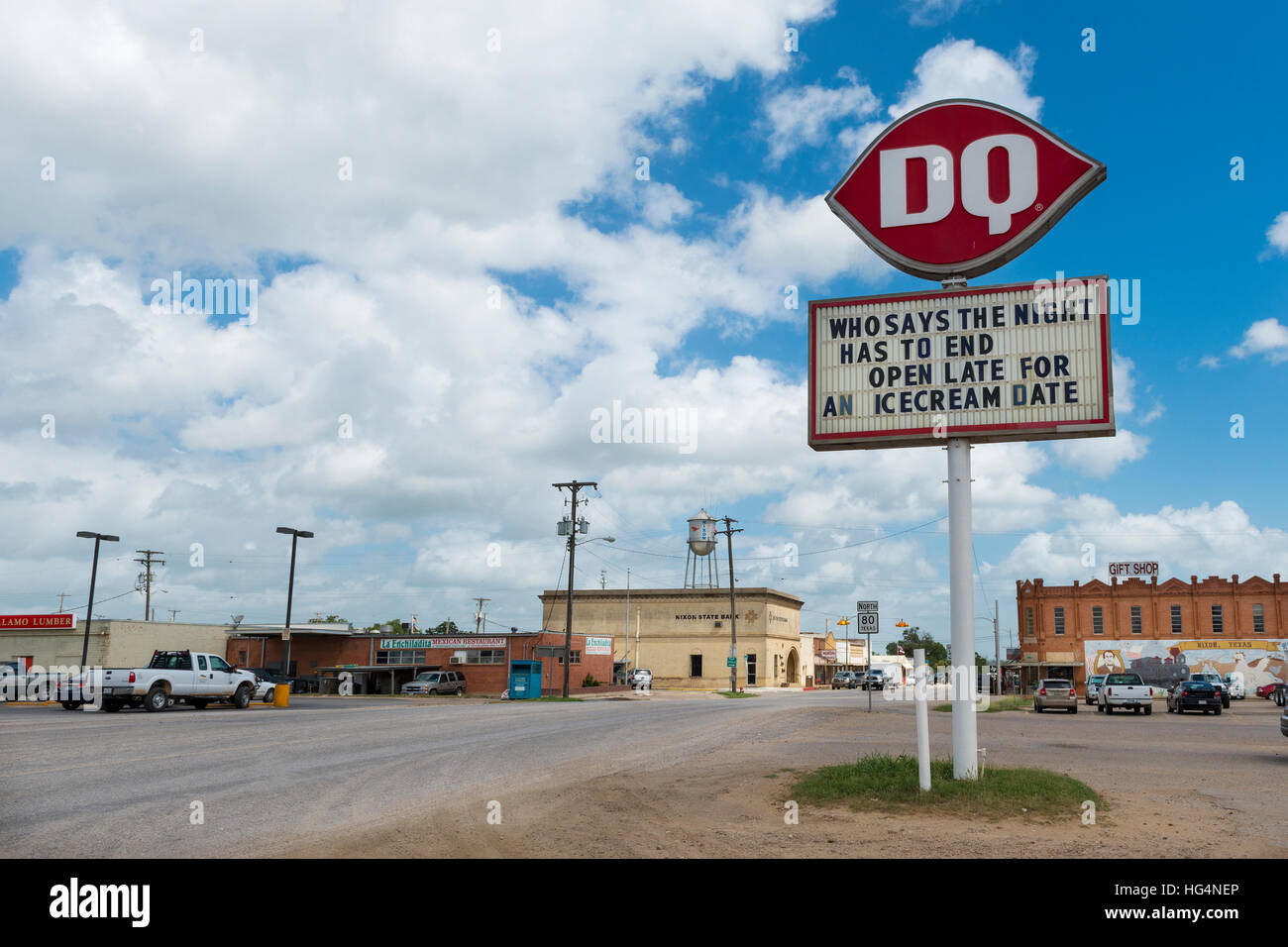Nixon, Texas, USA - 6. Juni 2014: Blick auf die Stadt von Nixon im Bundesstaat Texas, USA, mit einer Straße unterzeichnen, für ein Abendessen im Vordergrund. Stockfoto