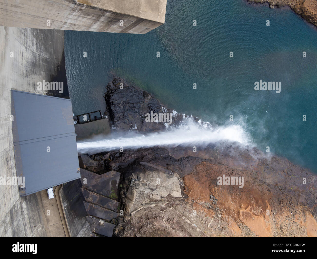 Abgabe von Wasser an beeindruckenden Katse Dam Wasserkraftwerk in Lesotho, Afrika Stockfoto