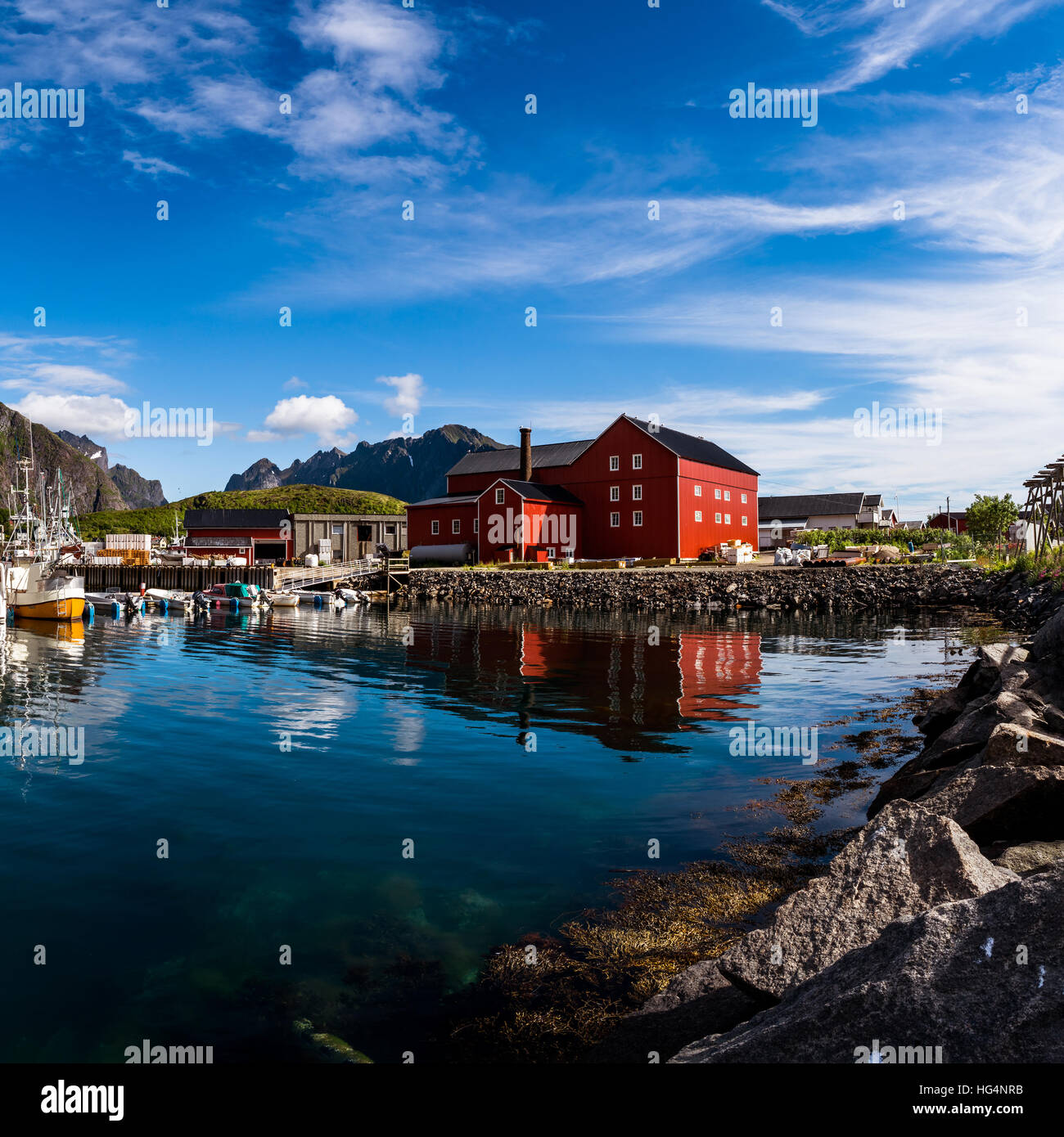 Die Lofoten sind eine Inselgruppe in der Grafschaft von Nordland, Norwegen. Bekannt für eine unverwechselbare Landschaft mit dramatische Berge und Gipfel, offenes Meer und shelte Stockfoto