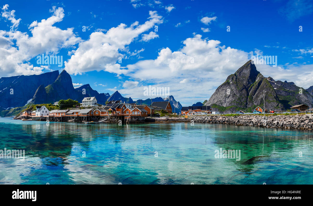 Die Lofoten sind eine Inselgruppe in der Grafschaft von Nordland, Norwegen. Bekannt für eine unverwechselbare Landschaft mit dramatische Berge und Gipfel, offenes Meer und shelte Stockfoto